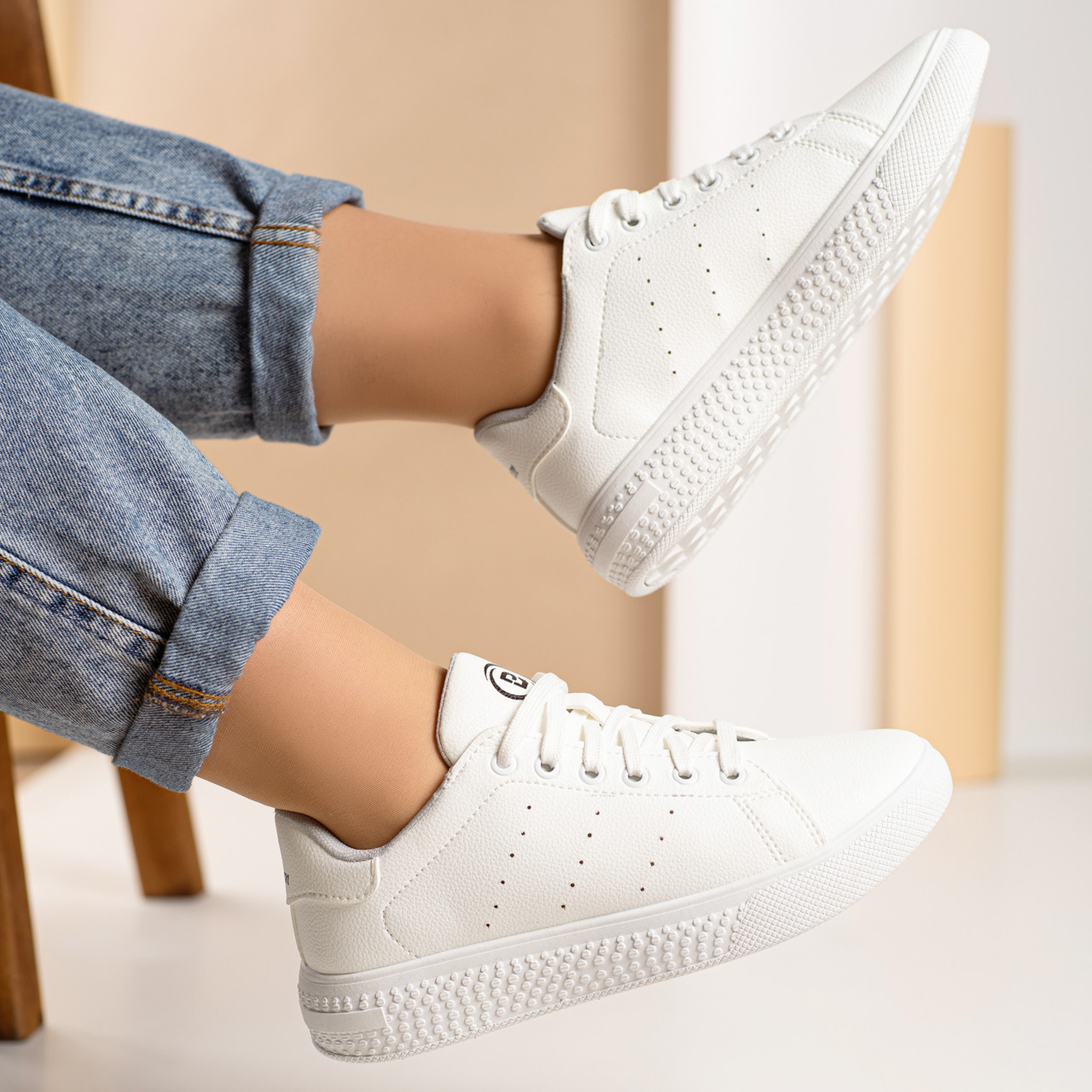 Жіночі літні кросівки білого кольору