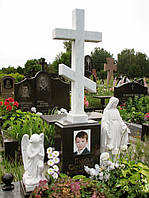 Пам'ятник на тумбі гранітної хрест білий з мармуру та кольоровою фотографією.