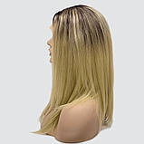 Перука каре без гривки Lyryca Lace на сітці, термоволосся, колір блондин з темним корінням, фото 4