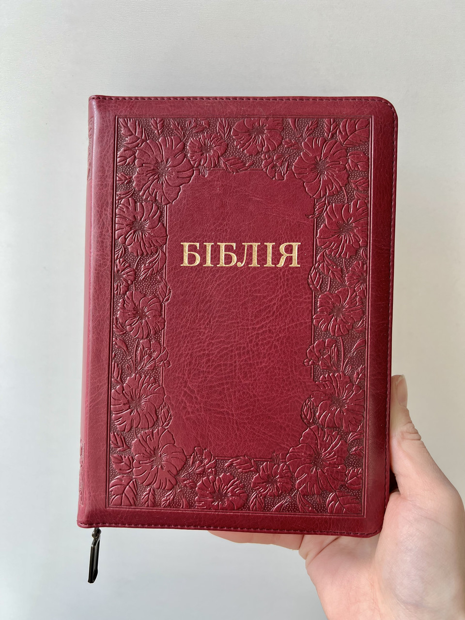 Біблія Вишнева з сліпим орнаментом  15х20 см З замком Індексами Переклад Івана Огієнка