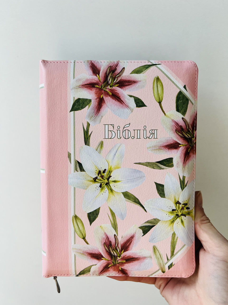 Біблія Рожева з ліліями 15х20 см З замком Індексами Срібний зріз Шкірозамінник