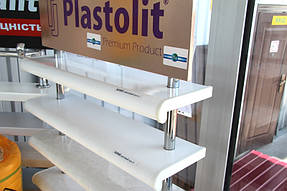 Свой выбор она остановила на подоконнике Plastolit белый глянец. Это отличное соотношение цены-качества. Увеличенная толщина, устойчивость к повреждениям, царапинам, красота и долговечность в сочетании с доступной ценой сразу привлекает внимание.