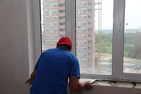 Для облегчения задачи старый подоконник распиливаем посередине и обе половинки легко вынимаем из пазов в стене.