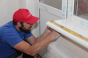 Еще раз проверяем горизонтальность конструкции с помощью уровня. Если всё устраивает, пространство под подоконником запениваем монтажной пеной.