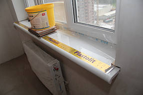 После того, как пена высохнет, ее излишки срезаются, швы и щели заделываются герметиком. И только после окончания работ с пластикового подоконника можно удалить заводскую защитную пленку.