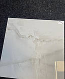 Глянсова плитка під мармур із холодним бежевим малюнком у стилі онікс 60х60 Керамараніт, фото 3