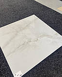 Глянсова плитка під мармур із холодним бежевим малюнком у стилі онікс 60х60 Керамараніт, фото 2