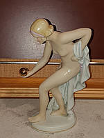 Порцелянова статуетка Дівчина з кулею Німеччина