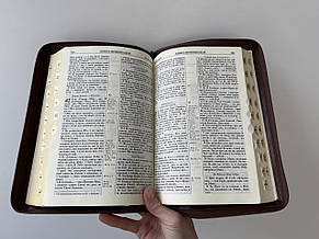 Біблія Темно-коричнева з тисненим орнаментом 17х25 см З індексами Замочком, фото 3