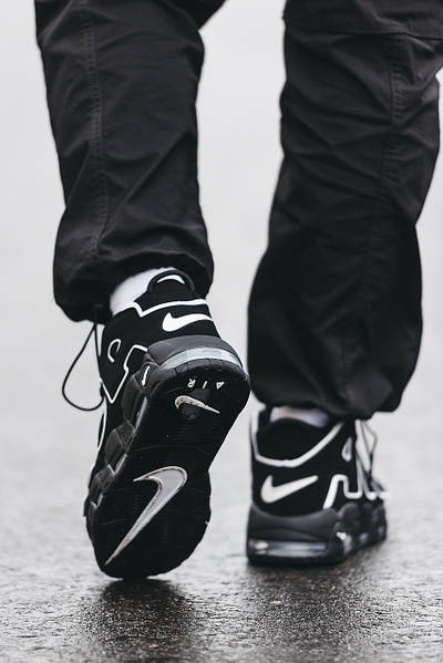 Nike air more black and white outlet