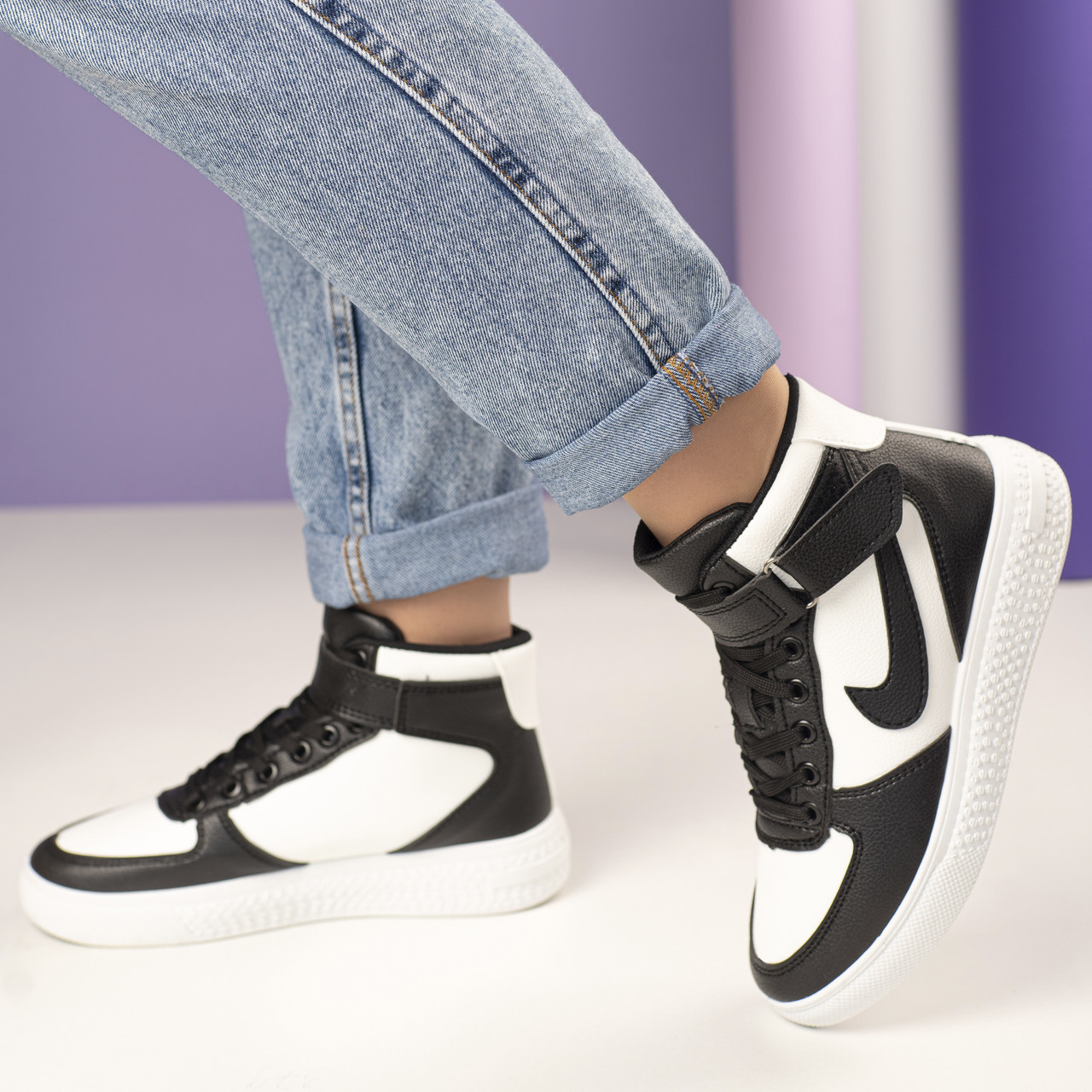 Кросівки жіночі чорно-білі