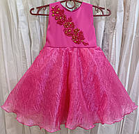 Малиновое нарядное детское платье-маечка с вышивкой на 1-3 годика