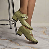 Зручні шкіряні туфлі на підборах із ремінцем, фото 3