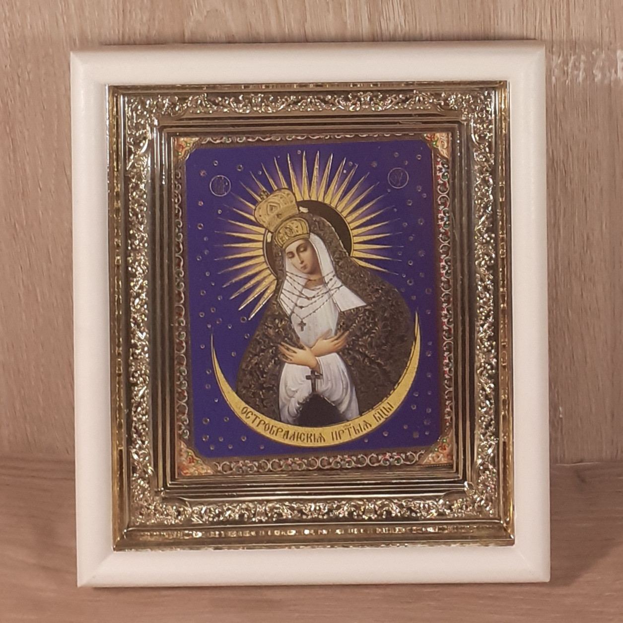 Ікона Остробрамська Пресвята Богородиця, лик 10х12 см, у білому прямому дерев'яному кіоті, фото 1