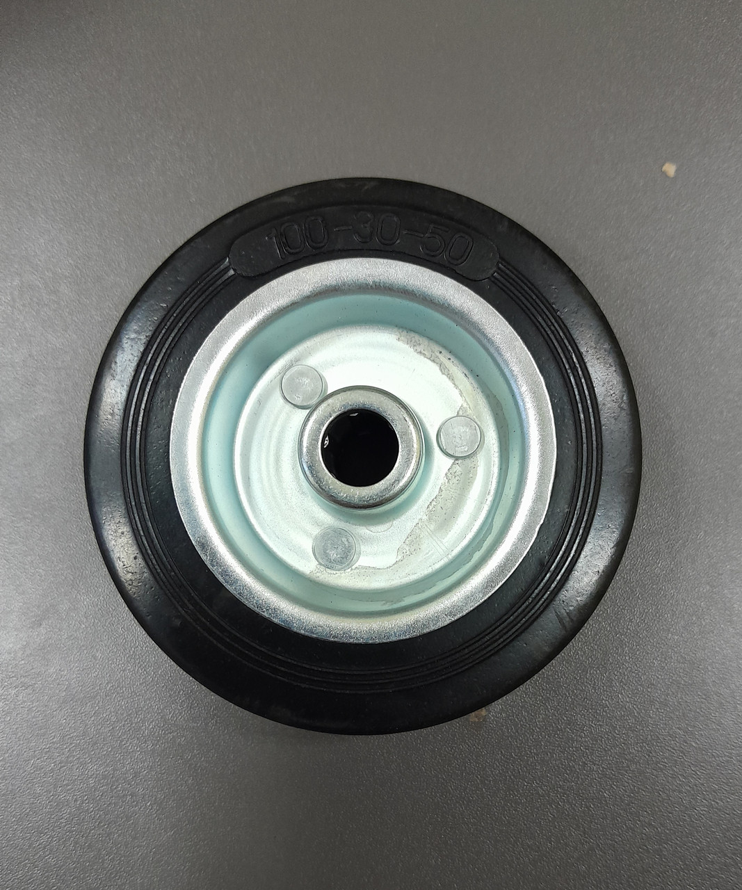 Колесо для тачек и платформ литая резина 100/30- 50 мм , игольчатый подшипник - фото 1 - id-p1017780736