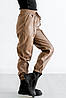Штани-джогери для дівчинки підлітків екошкіра колір капучино з вистрочкою спереду, фото 9