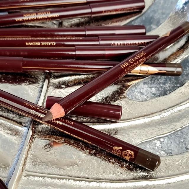 ≡ Карандаш для глаз коричневый сияющий Charlotte Tilbury The Classic Pencil  Shimmering Brown без коробки 1.1 г - Купить по лучшей цене