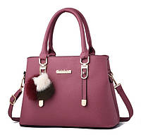 Модная женская сумка с меховым брелком Розовый