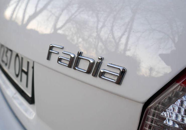 Шильдик емблема напис на багажник Skoda Fabia Шкода Фабія  колір хром