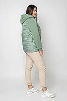 Коротка жіноча куртка з демісезонним капюшоном.