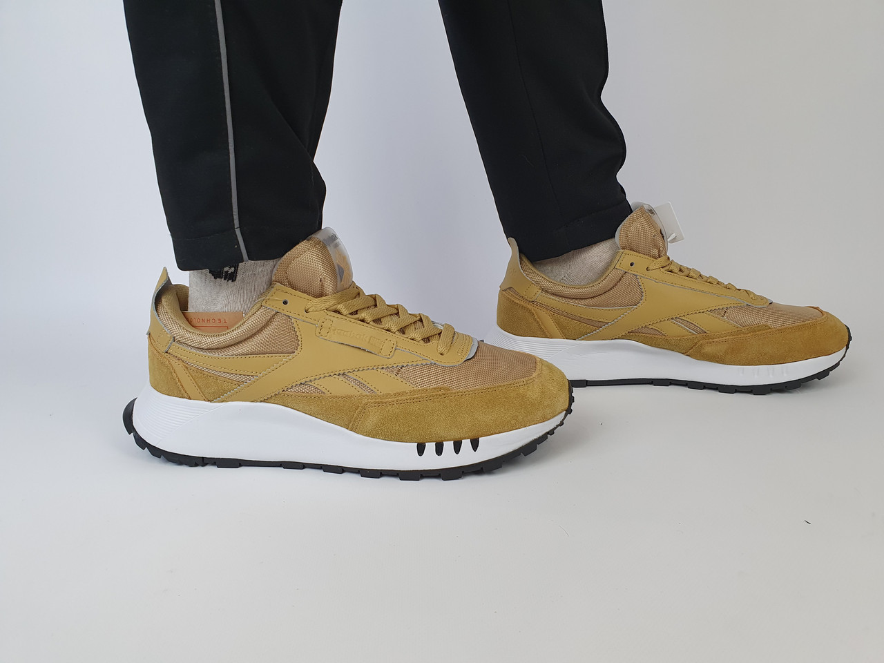 Кросівки чоловічі весна літо гірчичні Reebok Classic Legacy. Стильні кросівки для чоловіків Рибок Легасі
