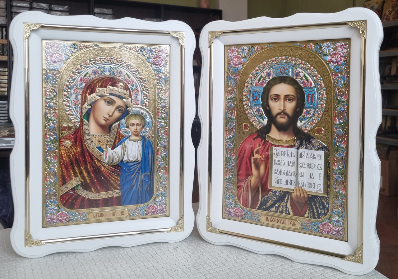 Ікони Спаситель, Богородиця Казанська в білому дерев'яному кіоті під склом, розмір кіота 37×27, лік 20×30.