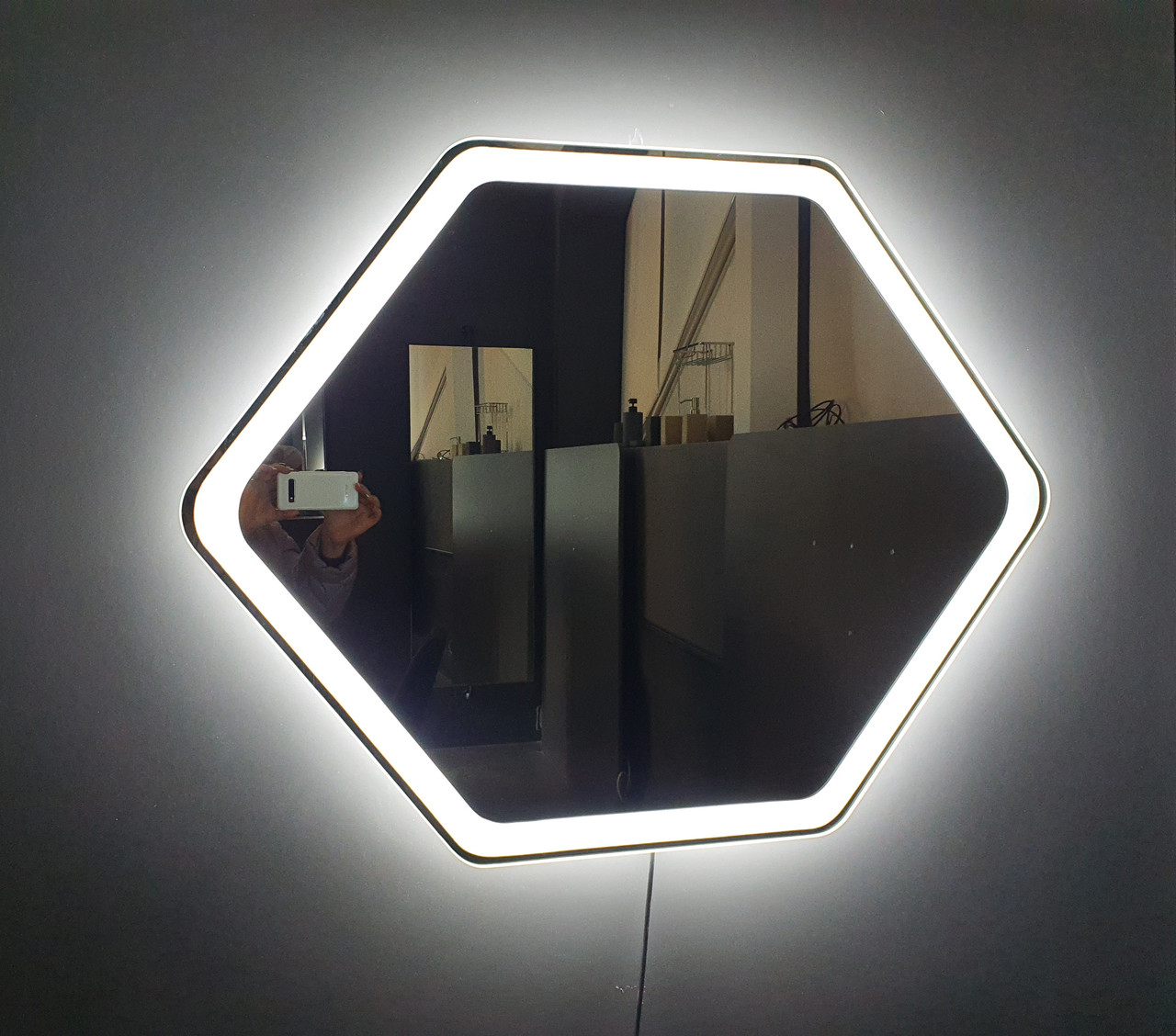 Фігурне дзеркало з LED підсвічуванням