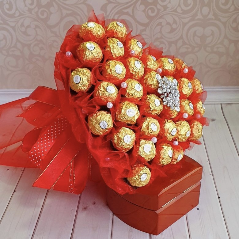 Букет серце з цукерок Ферреро Роше Ferrero і красивою брошкою солодкий подарунок червоний