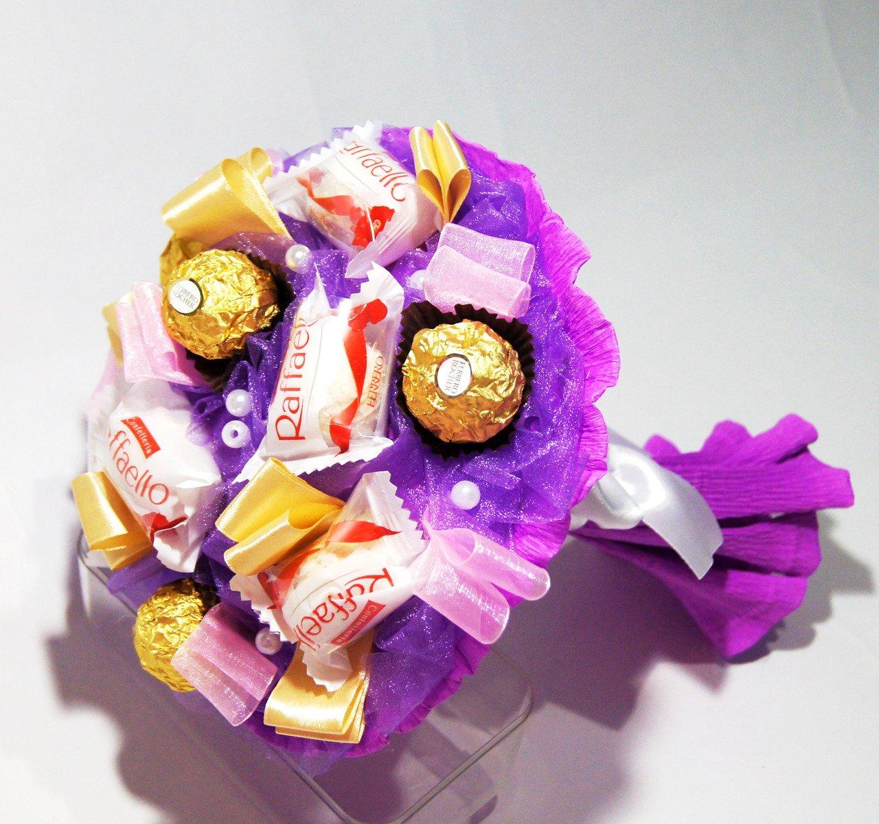 Букет із цукерок Ферреро Роше (4 шт.) і Рафаелло (5 шт.) Ferrero в руку фіолетовий, фото 1