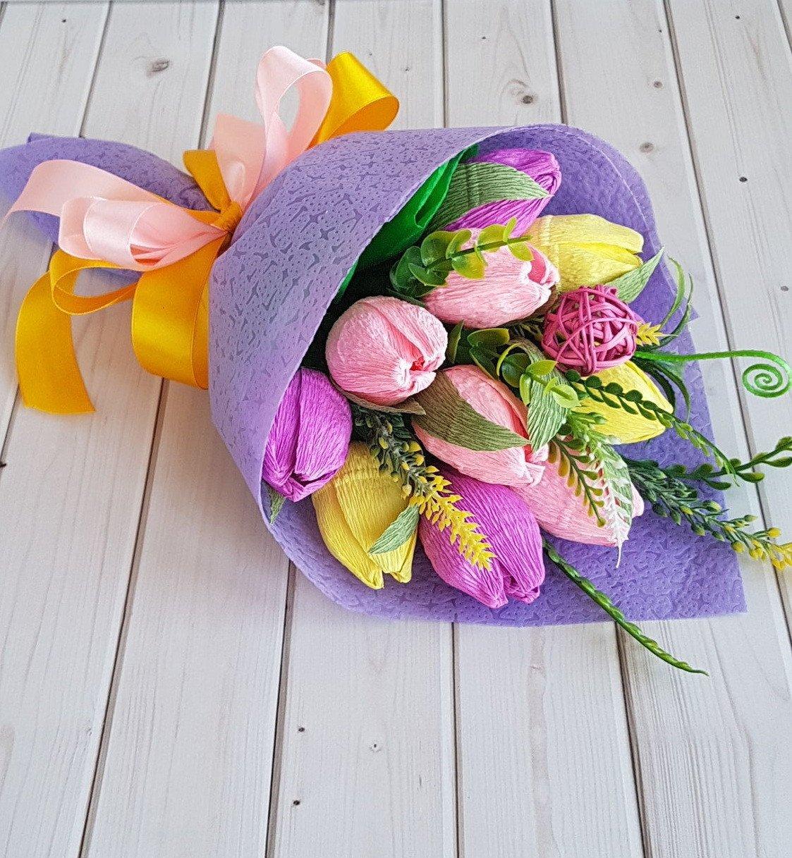Букет цукерок тюльпани з Рафаелло Raffaello (11 шт.) в руку фіолетовий, фото 1