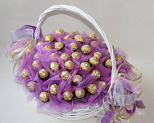 Букет з цукерок Ферреро Роше (55 шт.) Ferrero в корзині шоколадний подарунок, фіолетовий