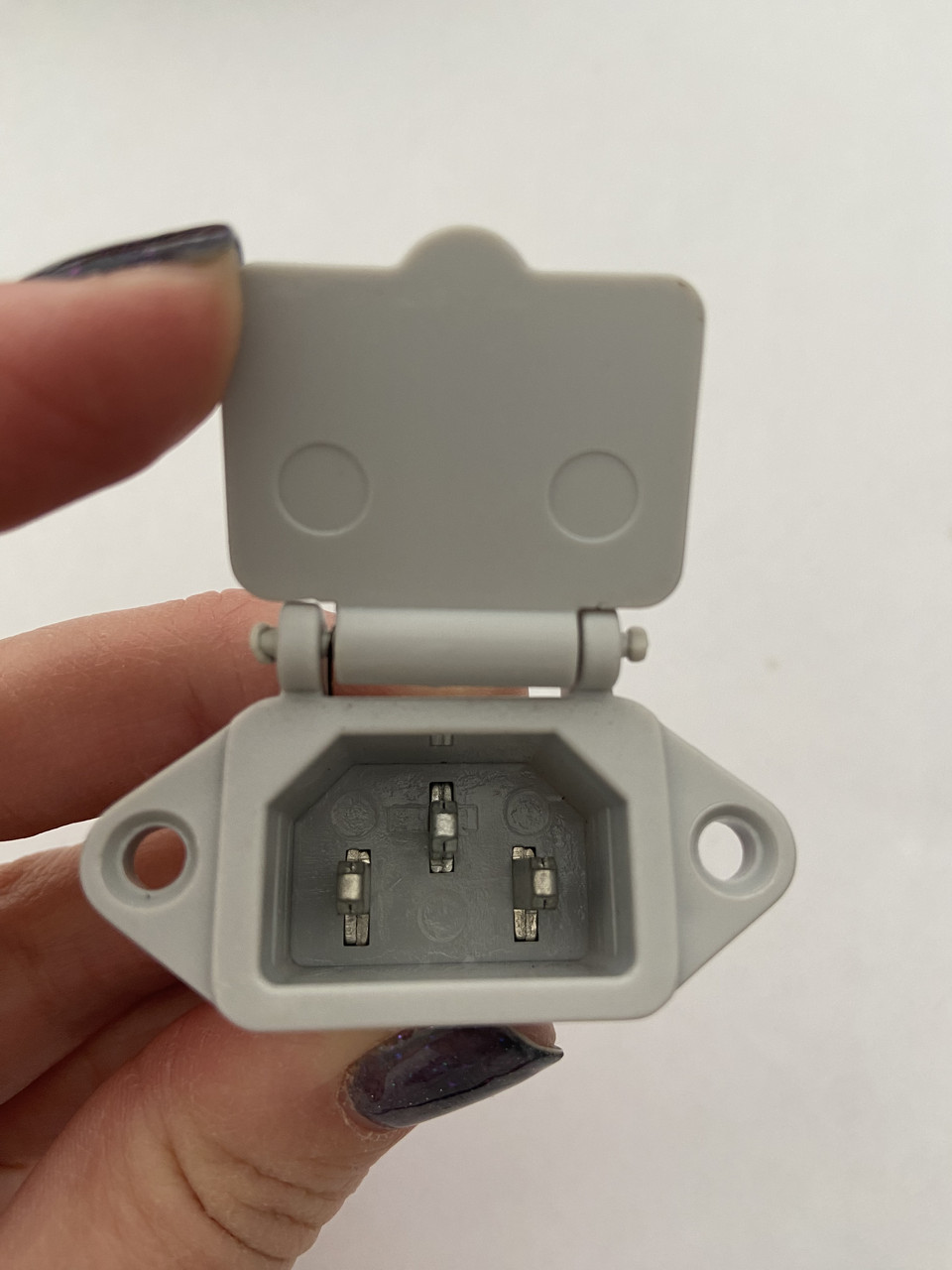 Розетка врізна, герметична з кришкою з кріпленням до корпус 250 В. 15 А