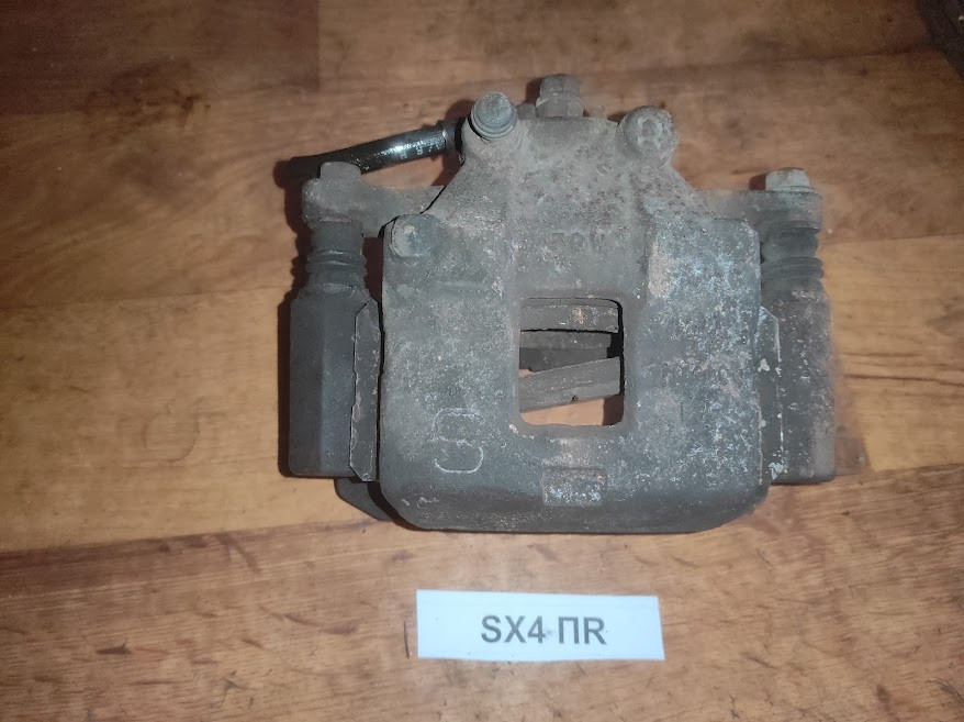Суппорт передній правий для Suzuki SX4 06-14