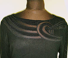 Светр з вишивкою навколо вирізу