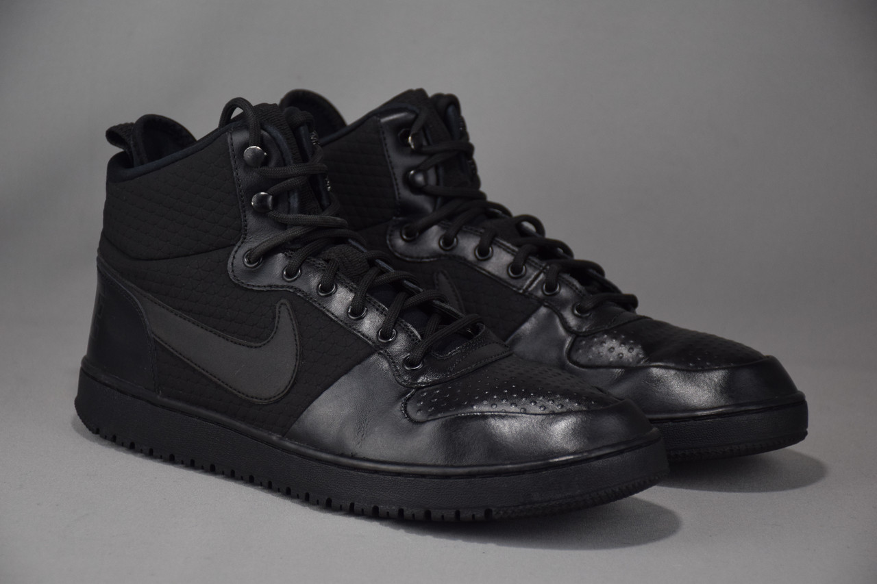 Nike Court Borough Mid .