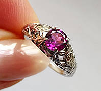 Серебряное кольцо с африканским Purplish Pink родолит гранатом 1.05 ct в круглой огранке 6.0 мм