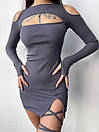 Облягаюча міні сукня з вирізом краплею і відкритими плечима, на нозі зав'язка (р. 42, 44) 66035104Е, фото 4