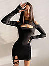 Облягаюча міні сукня з вирізом краплею і відкритими плечима, на нозі зав'язка (р. 42, 44) 66035104Е, фото 9