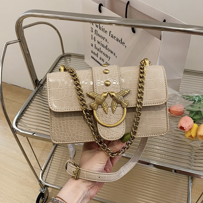 Жіноча класична сумка рептилія на ланцюжку крос-боді через плече з пташками бежева, фото 1