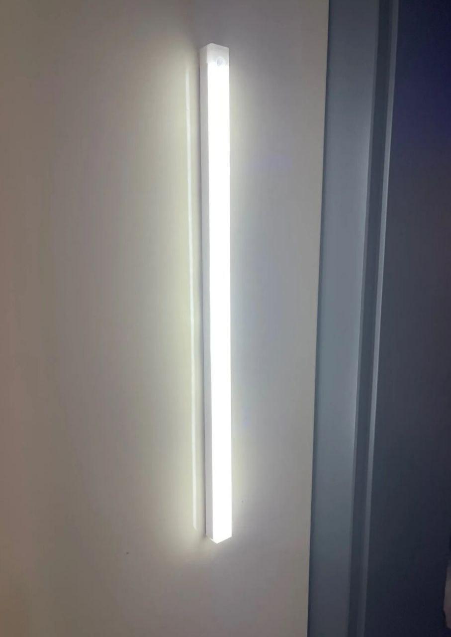 Універсальна LED лампа - світильник на магнітах з датчиком руху та акумулятором із USB  зарядкою (50 см)