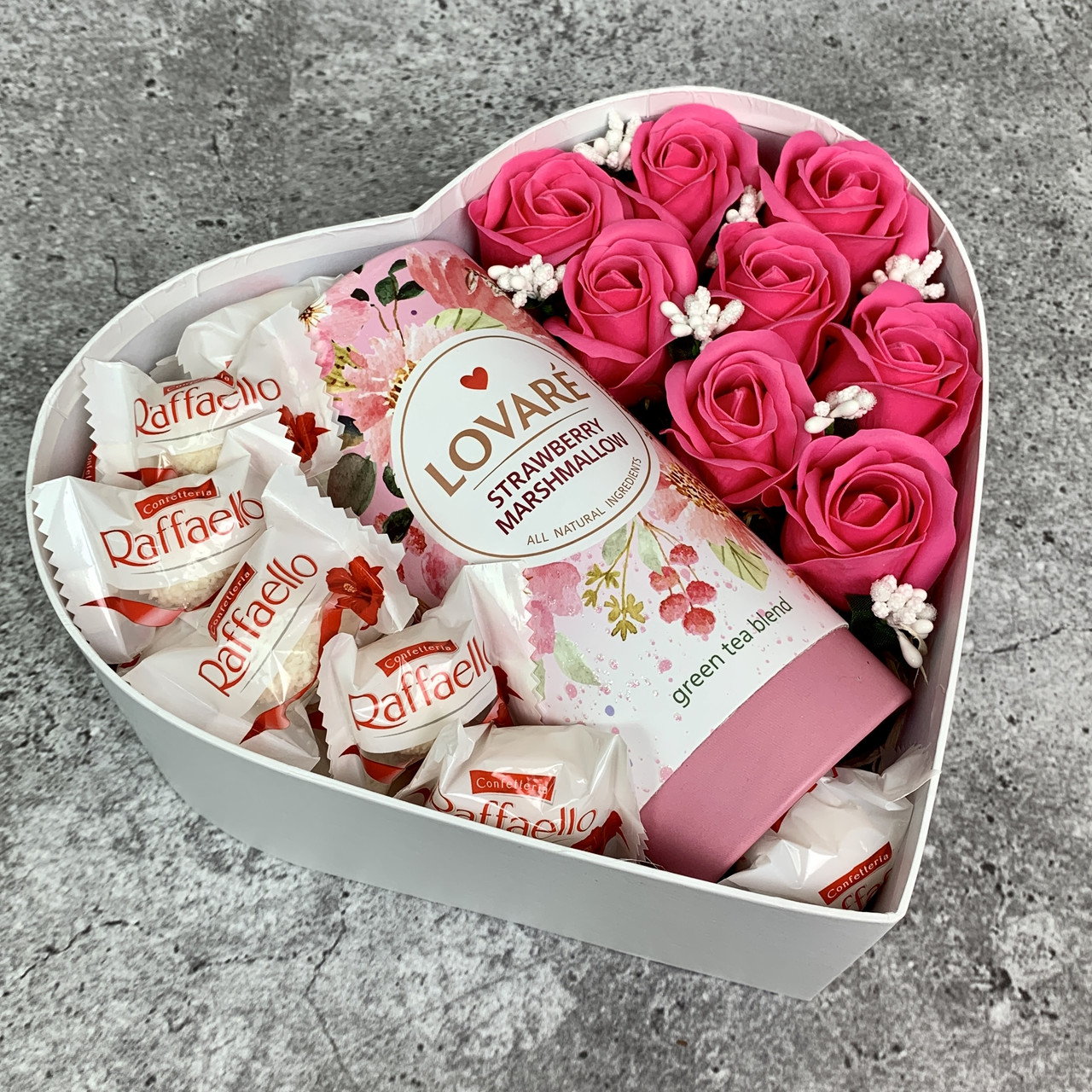 Подарунок для дівчини, коханої, дружині, подарунковий набір Подарунковий бокс серце з Раффаелло,чаєм,мильними трояндами