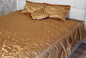 Атласне покривало з подушками бежевий забарвлення