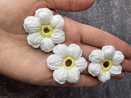 В'язаний декор "Квітка з об'ємними пелюстками", 5 см, білий