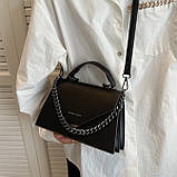 Жіноча класична сумка 8846 крос-боді з ланцюжком через плече на ремінці чорна, фото 2