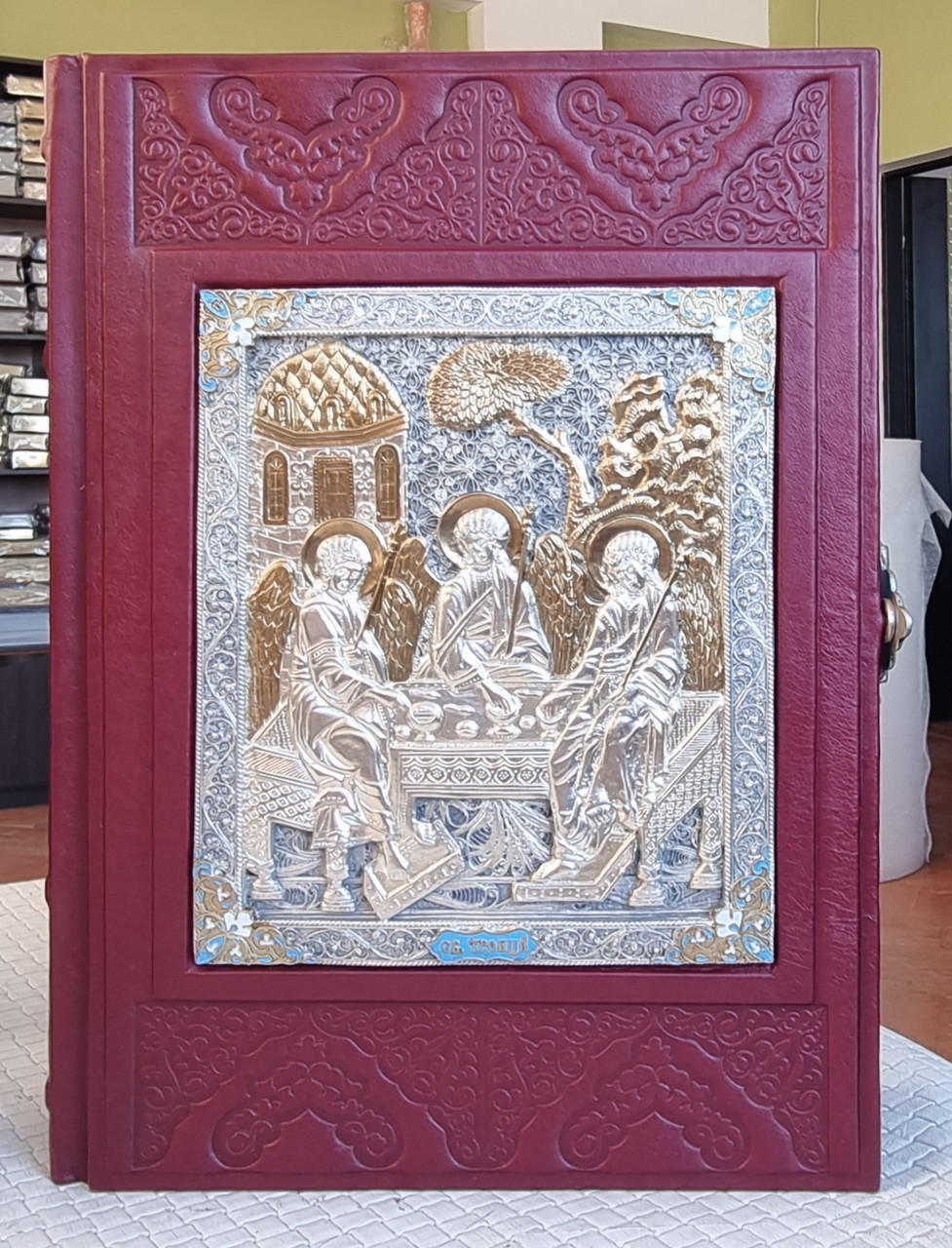 Біблія подарункова  книга  в шкіряному окладі  на російській мові,накладка Трійця сріблення -позолота , розмір  20*30