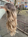 Перука жіноча хвиляста з проділом і човником блонд блондинка 70 см з омбре з термоволокна, фото 5