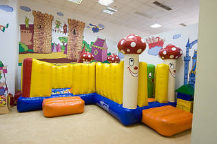 Місток. Надувний батут для розважального центру.