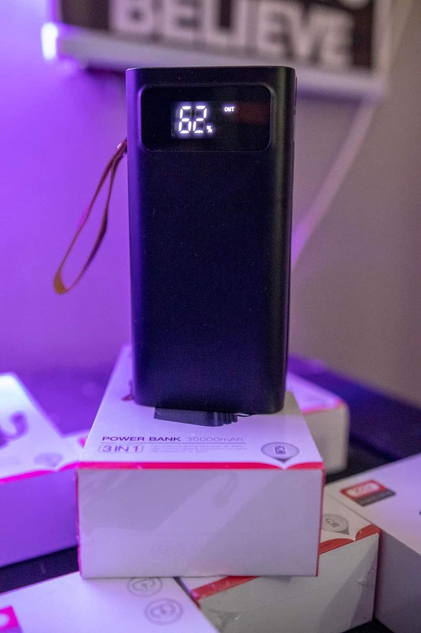 Зовнішній акумулятор XO PR123 30000 mAh на 4 вбудованих проводини (lightning, Type-C, microUSB і usb)