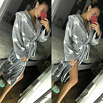 Сірий жіночий теплий плюшевий домашній халат із пером, фото 2