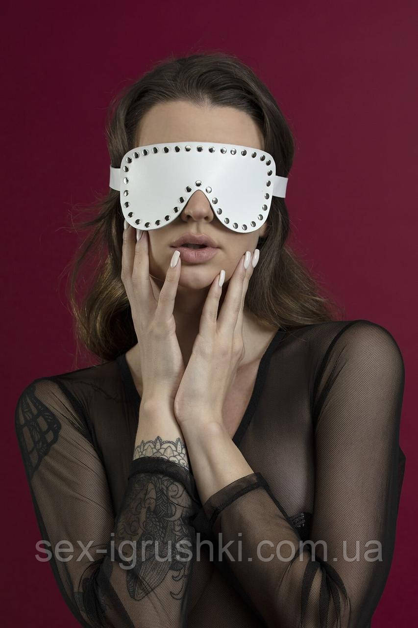 Маска на очі з заклепками Feral Feelings - Blindfold Mask, натуральна шкіра, біла SO3417